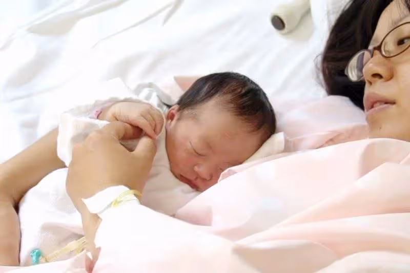 結婚5年，兩胎生女遭拋棄，前夫新婚蜜月交通事故離開，婆婆寄來「包裹」，打開後我呆了！