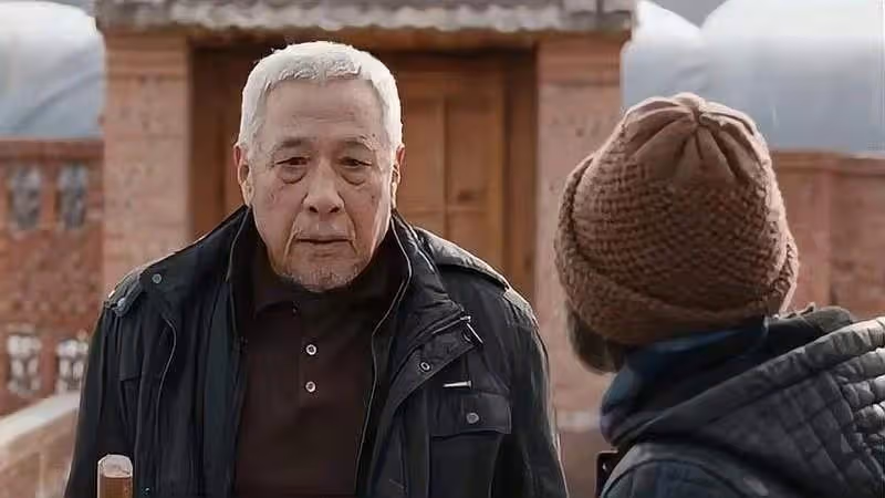 我63歲,大病一場後決定及時行樂!賣了房湊310萬帶老婆到處旅遊,第3個月「旅途中給老婆買了個金鐲子」才發現事情大條
