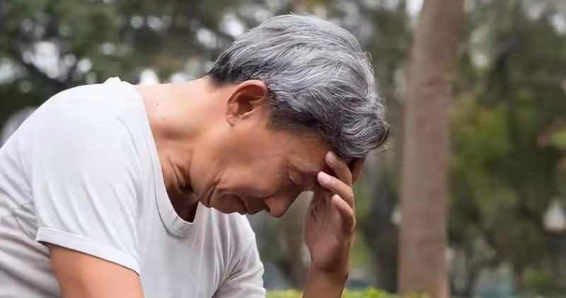 我63歲,大病一場後決定及時行樂!賣了房湊310萬帶老婆到處旅遊,第3個月「旅途中給老婆買了個金鐲子」才發現事情大條