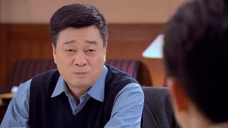 我63歲,大病一場後決定及時行樂!賣了房湊310萬帶老婆到處旅遊,第3個月「旅途中給老婆買了個金鐲子」才發現事情大條
