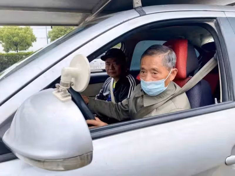 我63歲,大病一場後決定及時行樂!賣了房湊310萬帶老婆到處旅遊,第3個月「旅途中給老婆買了個金鐲子」才發現事情大條