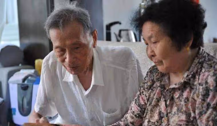 我63歲,大病一場後決定及時行樂!賣了房湊310萬帶老婆到處旅遊,第3個月「旅途中給老婆買了個金鐲子」才發現事情大條