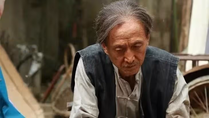 我63歲,大病一場後決定及時行樂!賣了房湊310萬帶老婆到處旅遊,第3個月「旅途中給老婆買了個金鐲子」才發現事情大條