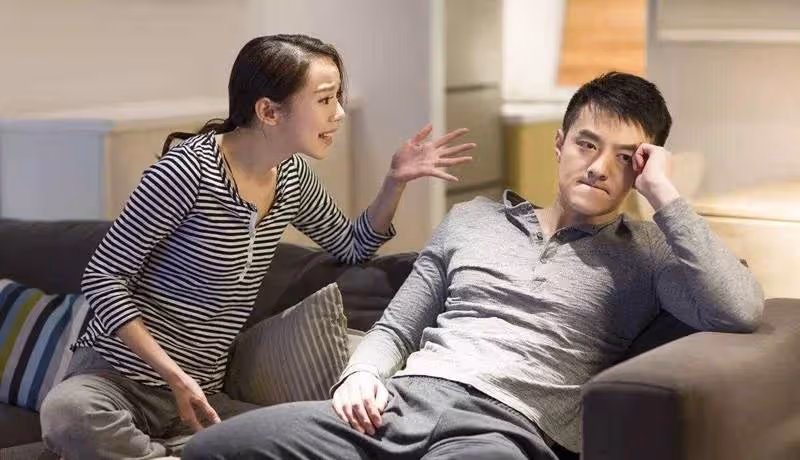 媽往生後我把爸接到家裡來,回家看到老婆癱瘓在地,我怒將爸爸趕出家門!
