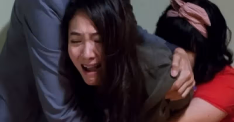 公司來了漂亮女同事，老公有了奇怪舉動，某天竟說：「我愛上她了！我們失婚！」老婆淡淡說：「好！」他當場後悔得無地自容