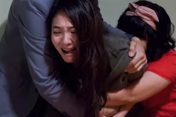 公司來了漂亮女同事,老公有了奇怪舉動,某天竟說:「我愛上她了!我們失婚!」老婆淡淡說:「好!」他當場後悔得無地自容