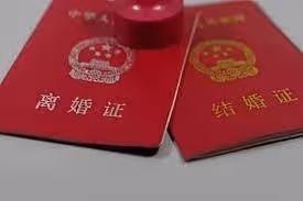 公司來了漂亮女同事,老公有了奇怪舉動,某天竟說:「我愛上她了!我們失婚!」老婆淡淡說:「好!」他當場後悔得無地自容