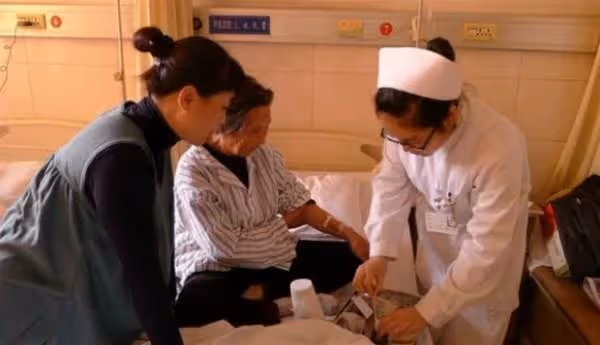 婆婆住院我出錢出力， 出院後聽到婆婆說的話，我從此不去婆家