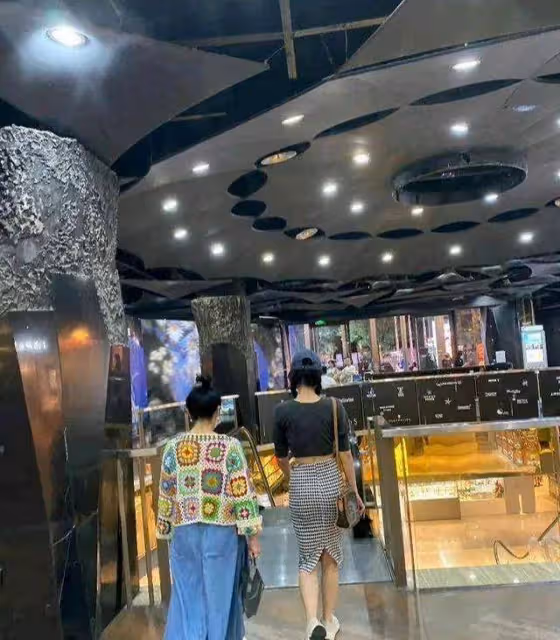 殷桃早起帶閨蜜逛街！穿包臀裙扎辮子顯軟，少女小蠻腰很適合大家