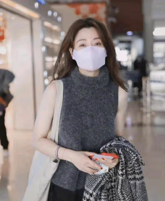 殷桃早起帶閨蜜逛街！穿包臀裙扎辮子顯軟，少女小蠻腰很適合大家