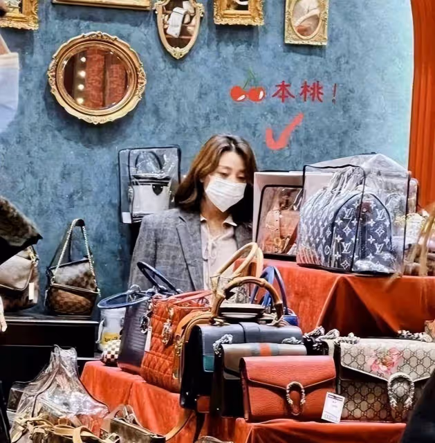 殷桃早起帶閨蜜逛街！穿包臀裙扎辮子顯軟，少女小蠻腰很適合大家