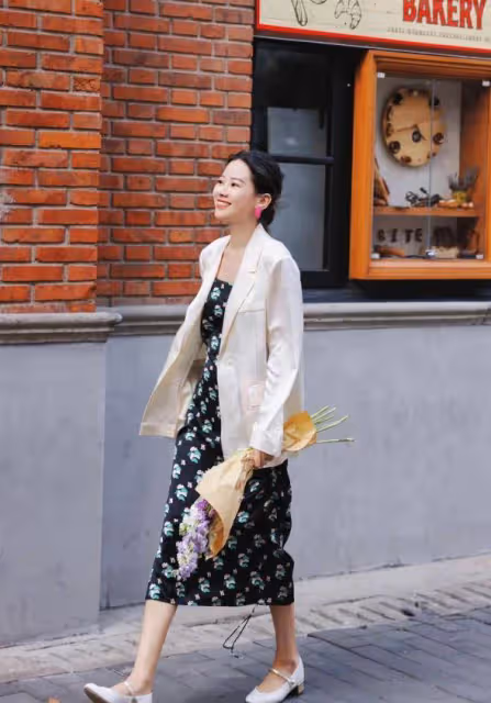見過世面的女人，從不穿裙子配運動鞋，而且降價了！看看陳數和袁泉就知道，