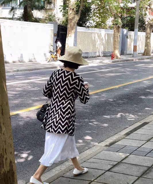 等我老了，我也要學「杭州奶奶」：不染頭髮，及膝裙，寬褲，優雅大方