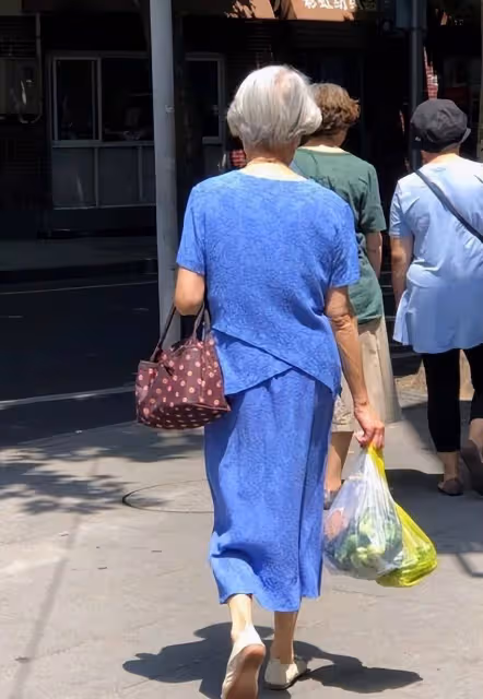 等我老了，我也要學「杭州奶奶」：不染頭髮，及膝裙，寬褲，優雅大方