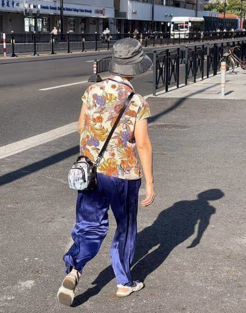 等我老了，我也要學「杭州奶奶」：不染頭髮，及膝裙，寬褲，優雅大方
