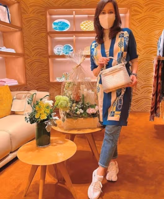 厲害！港女星曾住公屋靠實力打入上流圈，二婚嫁富商再享奢華生活