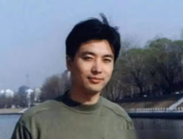 他是央視主持：27歲進央視，工作25年零緋聞，妻子身份至今成謎