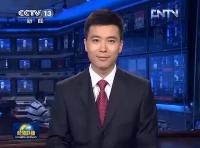 他是央視主持：27歲進央視，工作25年零緋聞，妻子身份至今成謎