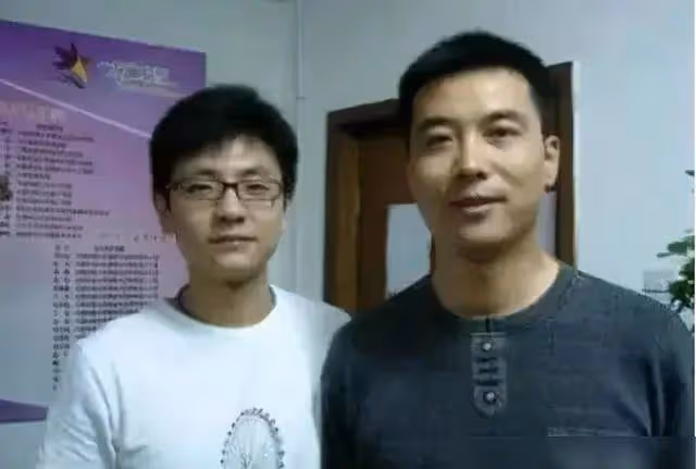 他是央視主持:27歲進央視,工作25年零緋聞,妻子身份至今成謎