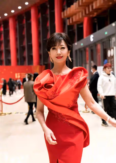 趙雅芝身著大紅色開衩禮服出席北京國際電影節，精緻又優雅！