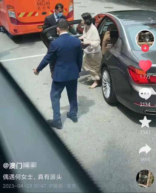 何超瓊出行被偶遇,坐李嘉誠同款定製防彈車顯身份,60歲舉止優雅
