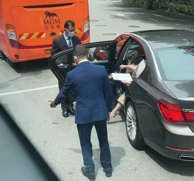 何超瓊出行被偶遇,坐李嘉誠同款定製防彈車顯身份,60歲舉止優雅