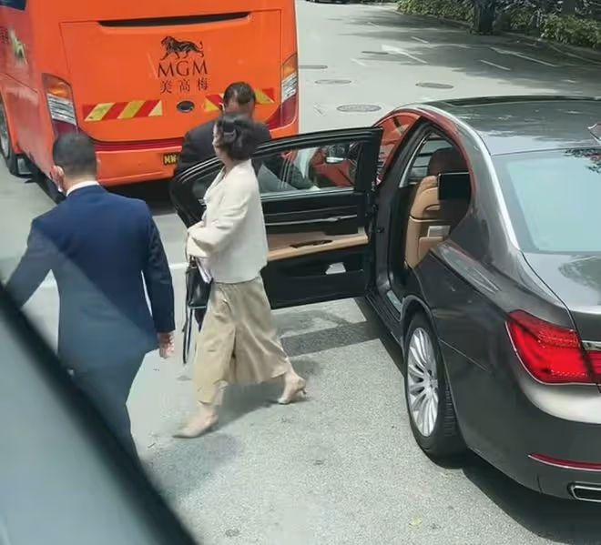 何超瓊出行被偶遇,坐李嘉誠同款定製防彈車顯身份,60歲舉止優雅