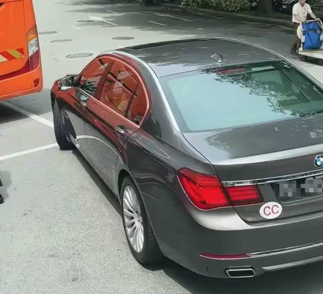 何超瓊出行被偶遇,坐李嘉誠同款定製防彈車顯身份,60歲舉止優雅