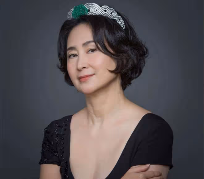 何超瓊出行被偶遇，坐李嘉誠同款定製防彈車顯身份，60歲舉止優雅