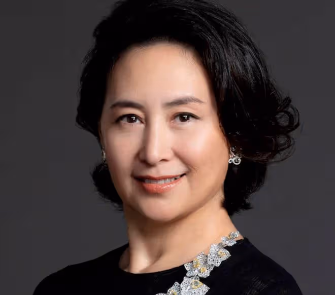 何超瓊出行被偶遇，坐李嘉誠同款定製防彈車顯身份，60歲舉止優雅