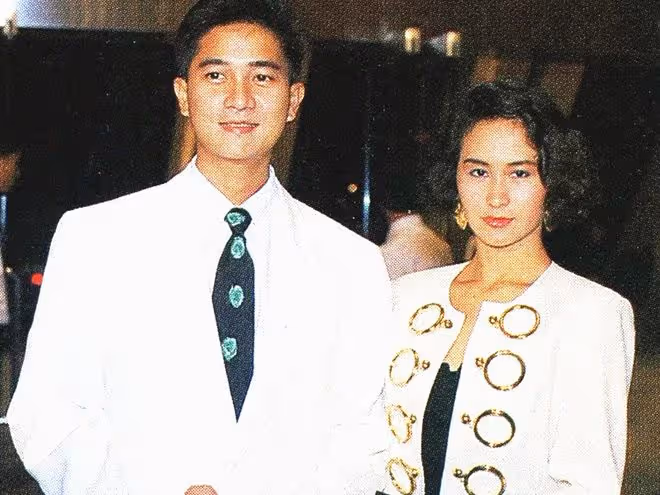 何超瓊出行被偶遇，坐李嘉誠同款定製防彈車顯身份，60歲舉止優雅