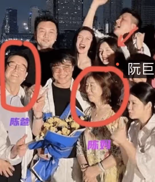 陳思誠攜小21歲女友約會，深夜一同回家，戀情曝光超半年感情穩定