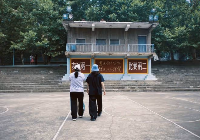 張小斐為41歲賈玲慶生,二人重回《李煥英》排球場,賈玲瘦了好多