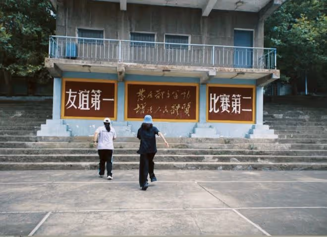 張小斐為41歲賈玲慶生,二人重回《李煥英》排球場,賈玲瘦了好多