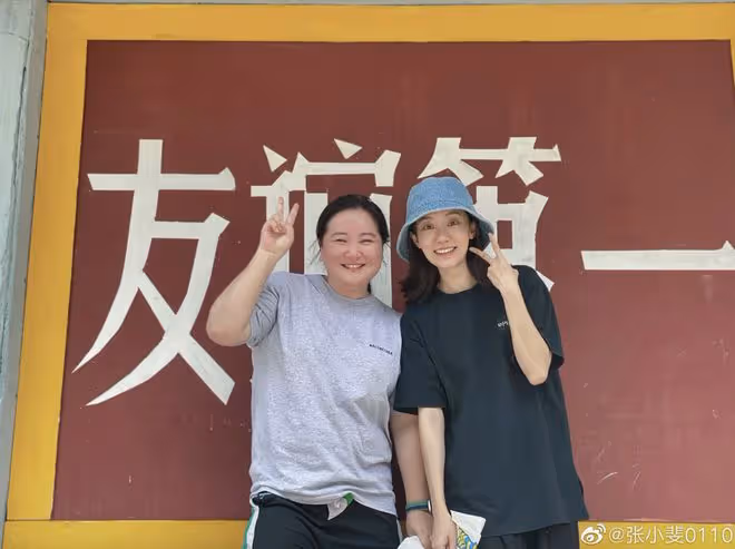 張小斐為41歲賈玲慶生,二人重回《李煥英》排球場,賈玲瘦了好多