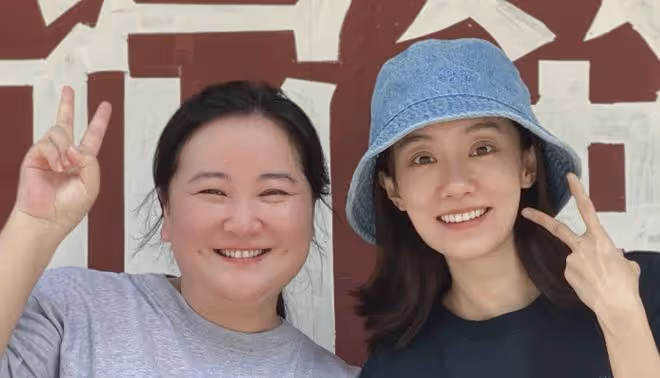 張小斐為41歲賈玲慶生,二人重回《李煥英》排球場,賈玲瘦了好多