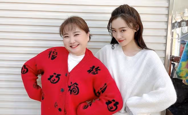 張小斐為41歲賈玲慶生,二人重回《李煥英》排球場,賈玲瘦了好多