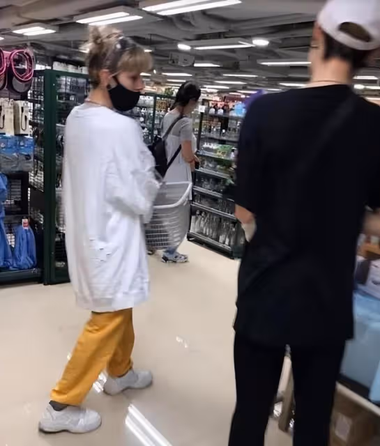 小龍女吳卓林國外生活曝光:戴帽子打耳釘,生活習慣受妻子影響