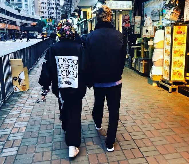 小龍女吳卓林國外生活曝光:戴帽子打耳釘,生活習慣受妻子影響
