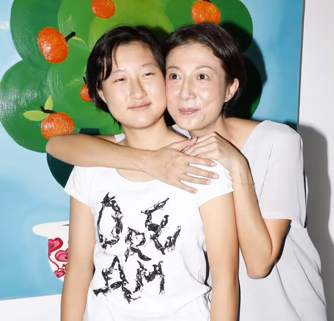 小龍女吳卓林國外生活曝光:戴帽子打耳釘,生活習慣受妻子影響