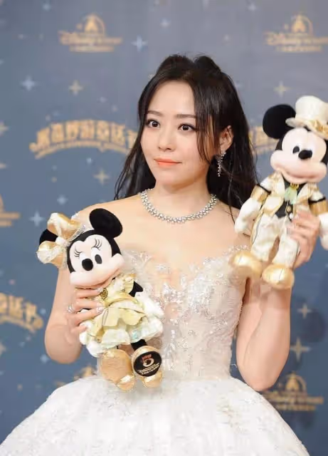 悲哀的張靚穎:嫁給老闆為妻,被拋棄;善待久伴經紀人,被坑慘