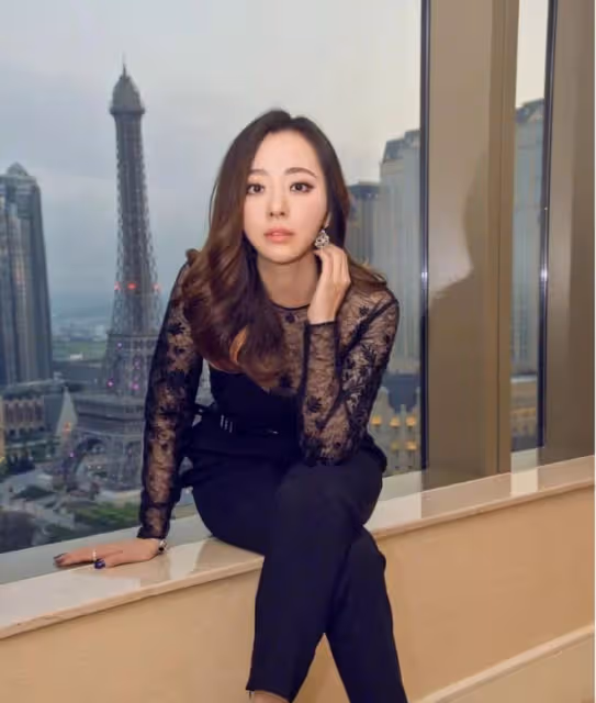 悲哀的張靚穎:嫁給老闆為妻,被拋棄;善待久伴經紀人,被坑慘