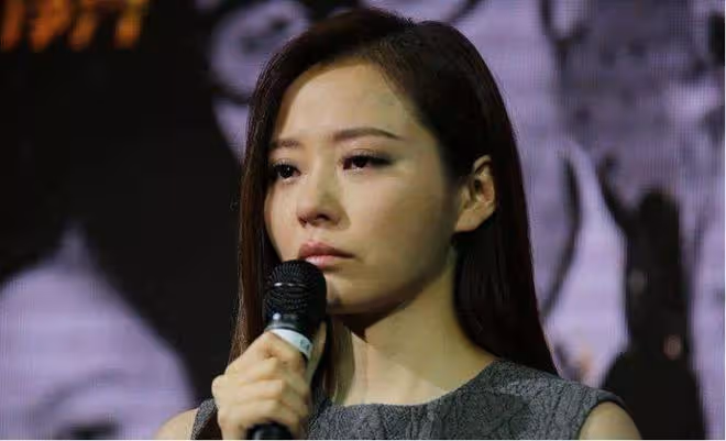 悲哀的張靚穎:嫁給老闆為妻,被拋棄;善待久伴經紀人,被坑慘