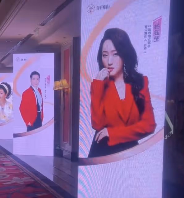 56歲溫碧霞酒宴穿著大膽,前面一塊布不穿內衣,頻走光畫面遭瘋傳