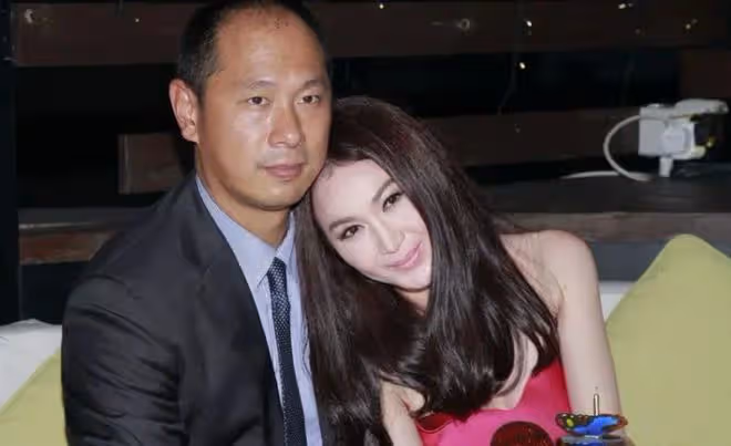 56歲溫碧霞酒宴穿著大膽,前面一塊布不穿內衣,頻走光畫面遭瘋傳