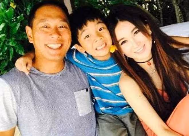 56歲溫碧霞酒宴穿著大膽,前面一塊布不穿內衣,頻走光畫面遭瘋傳
