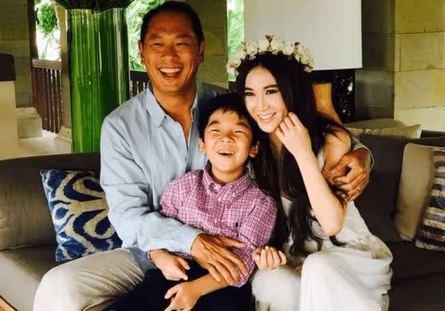 56歲溫碧霞酒宴穿著大膽,前面一塊布不穿內衣,頻走光畫面遭瘋傳