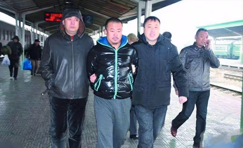 劫匪潛逃13年,如何變身著名影星?一部諜戰劇,如何暴露其身份?