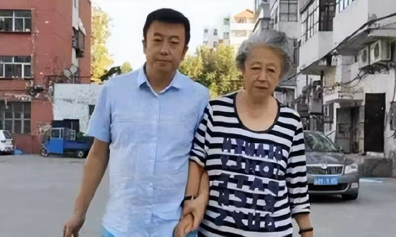 劫匪潛逃13年,如何變身著名影星?一部諜戰劇,如何暴露其身份?