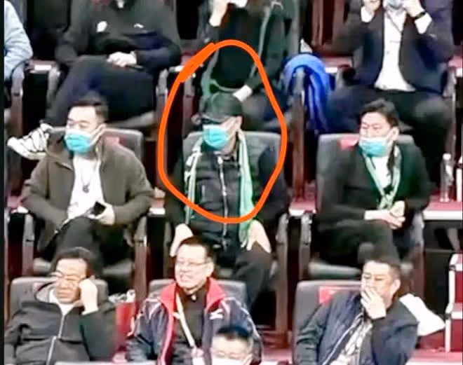 66歲趙本山罕見露面,低調坐觀眾席觀看CBA比賽,全程顯得很緊張